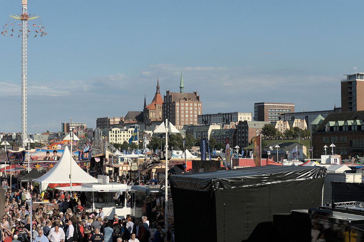 Das Bild zeigt die Hanse Sail, ein großes Rostocker Volksfest